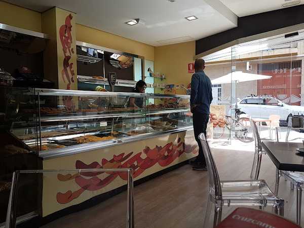 Fotografia tomada fuera de Forn Tou - Panadería en La Pobla de Vallbona, Valencia