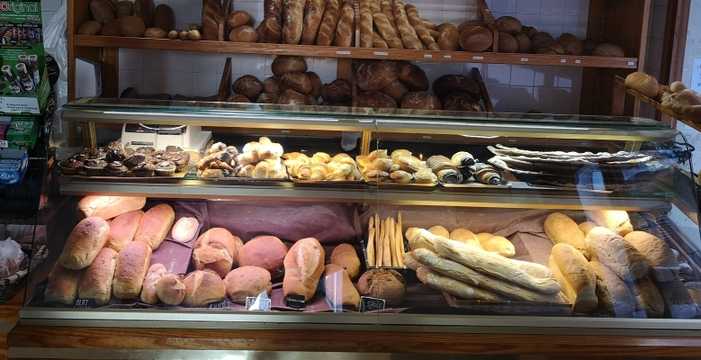 Fotografia tomada fuera de Forner Nou - Panadería en Sant Hilari Sacalm, Girona