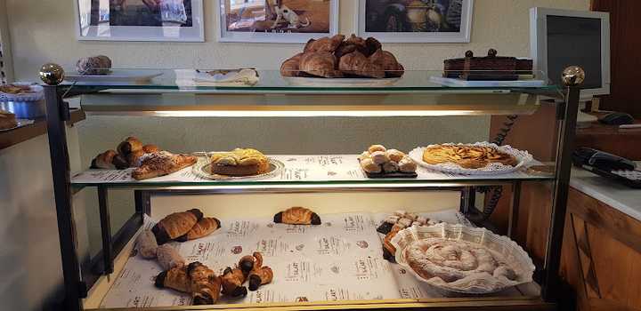 Fotografia tomada fuera de Fornpastisseria Salart / Salart Forn de Pa - Panadería en Bàscara, Girona