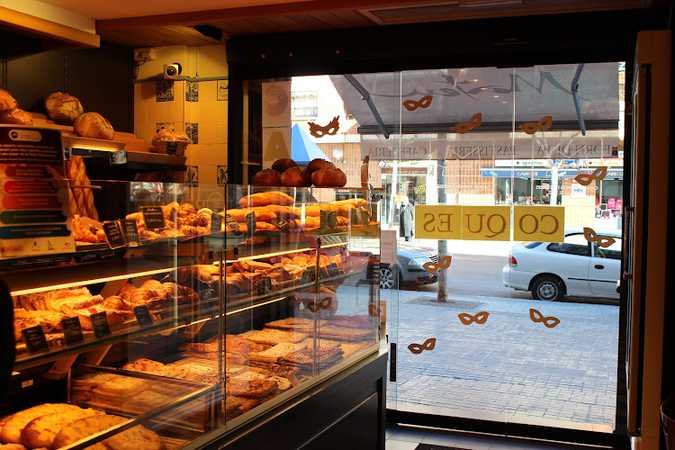 Fotografia tomada fuera de Forns i Pastisseries Mateu - Panadería en Sabadell, Barcelona