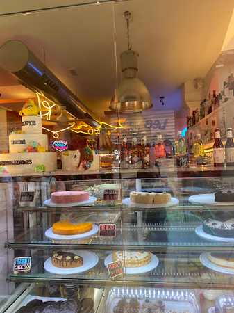 Fotografia tomada fuera de Freedom Cakes Diner - Restaurante vegano en Madrid, Madrid