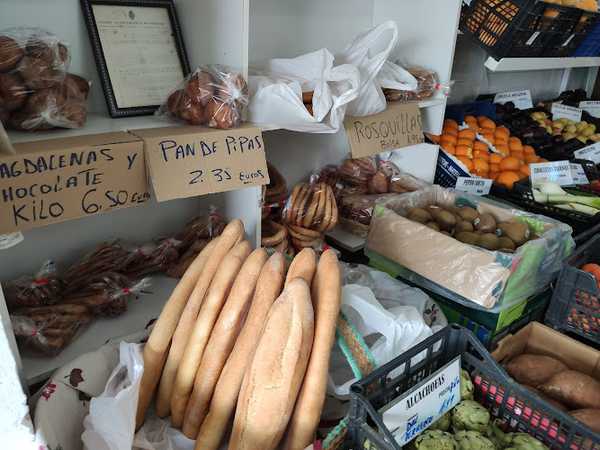 Fotografia tomada fuera de Frutería Huevería Morenilla - Frutería en Huéscar, Granada