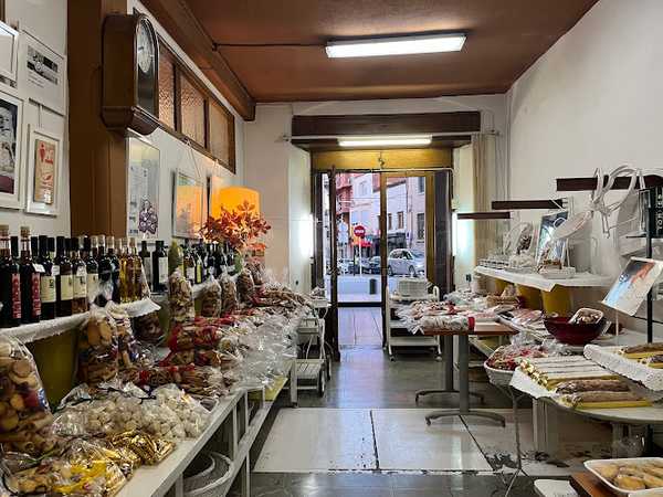 Fotografia tomada fuera de Galetes Graupera - Pastisseria en La Bisbal d'Empordà, Girona, Girona