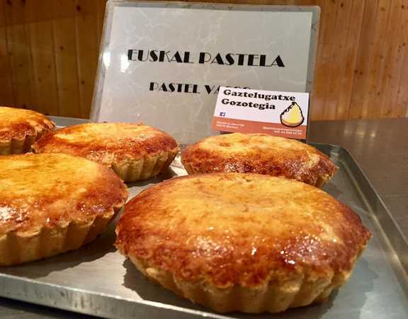 Fotografia tomada fuera de Gaztelugatxe Gozotegia - Pastelería en Bermeo, Bizkaia