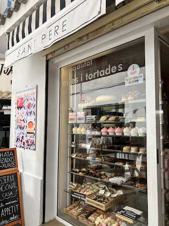 Fotografia tomada fuera de Gelateria Pastisseria Sant Pere - Ice cream shop en Tossa de Mar, Girona