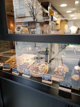 Fotografia tomada fuera de Arona Coffee & Xurros - Churrería en Rubí, Barcelona