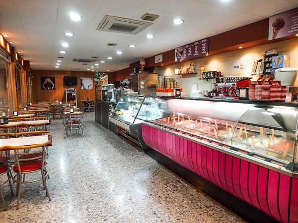 Fotografia tomada fuera de Gelati Dino - Heladería en Calella, Barcelona