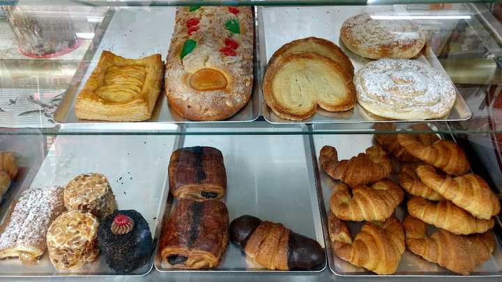 Fotografia tomada fuera de Gibrat Paradeda, Fleca Pastisseria Supermercat - Supermercado en Llers, Girona