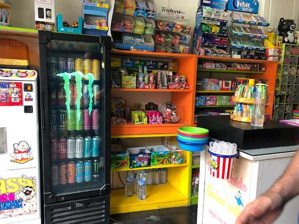 Fotografia tomada fuera de Golos' Milo - Botiga de llaminadures en Alcoi, Alicante