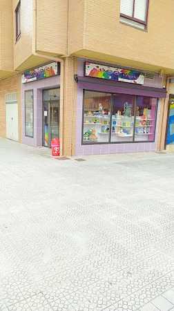 Fotografia tomada fuera de Golosinas Arco Iris - Tienda de golosinas en Medina de Pomar, Burgos