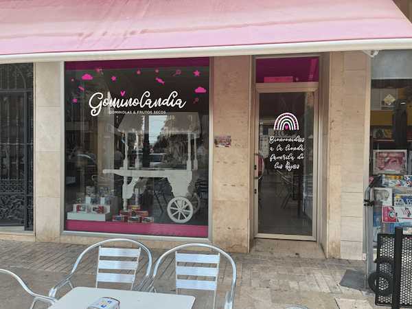 Fotografia tomada fuera de Gominolandia - Tienda de alimentación en Puente Genil, Córdoba