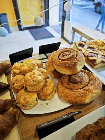 Fotografia tomada fuera de Goxonela - Obrador Vasco-Argentino - Gozo-denda en Donostia-San Sebastian, Gipuzkoa