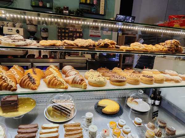 Fotografia tomada fuera de Guiomar Obrador & Café.Café. La 1a Pastelería y Hamburguesería en Benidorm - Hamburguesería en Benidorm, Alicante