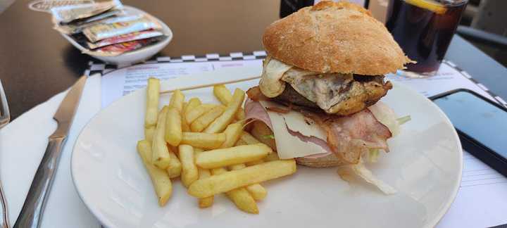 Fotografia tomada fuera de Hamburguesería Marbella - Hamburguesería en Medina del Campo, Valladolid