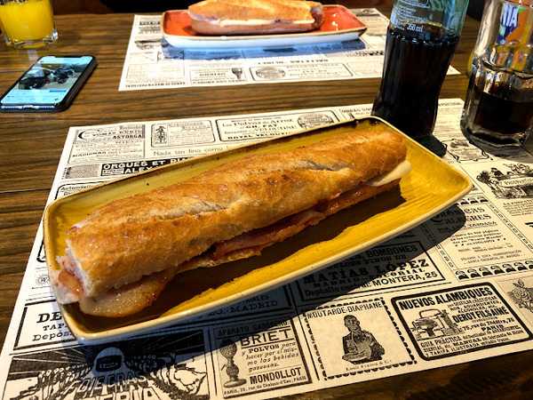 Fotografia tomada fuera de Hamburgueseria Mesigual - Hamburgueseria en Solsona, Lleida