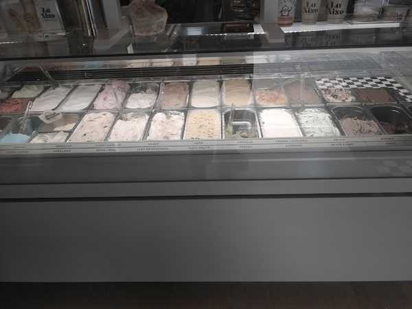 Fotografia tomada fuera de Heladería La Xixonenca - Gelateria en Manresa, Barcelona