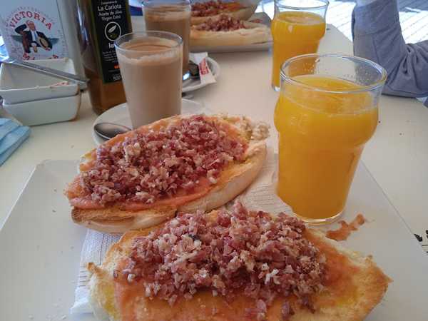 Fotografia tomada fuera de HELADOS ARTESANOS J.Pulido CAFETERÍA-CONFITERÍA. - Heladería en La Carlota, Córdoba