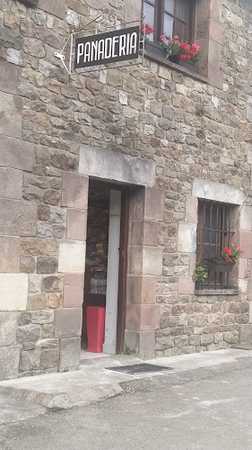 Fotografia tomada fuera de Hermanos Cayón García S Cv - Tienda de alimentación en Monasterio, Cantabria