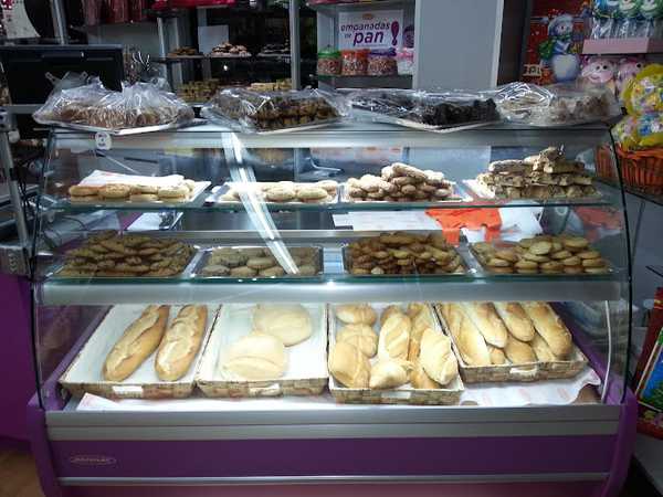 Fotografia tomada fuera de Hipergol - Tienda de golosinas en Langreo, Asturias