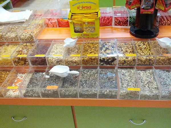 Fotografia tomada fuera de Hipergol - Tienda de golosinas en Mieres, Asturias