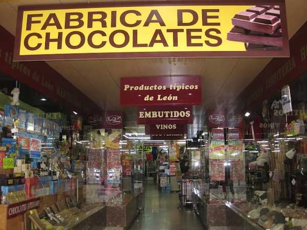 Fotografia tomada fuera de Hojaldres Alonso S.L Santa Marta - Tienda de productos de chocolate en Astorga, León