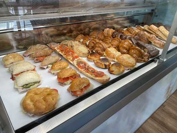 Fotografia tomada fuera de Artesanos de Granada Acera del Darro - cafeterías en Granada, Granada