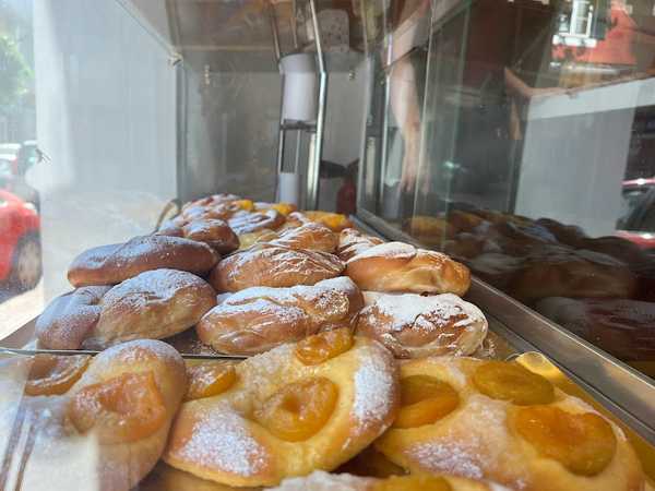 Fotografia tomada fuera de Horno Ca'n Rizal. Pan ecológico y pastelería artesanal - Forn de pa en Es Castell, Baleares