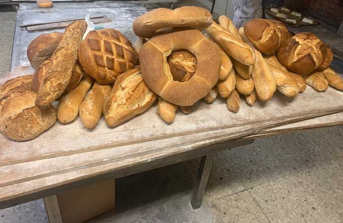 Fotografia tomada fuera de HORNO de LEÑA “EL SOLANILLO” panadería bollería artesanal. - Panadería en Huerta del Marquesado, Cuenca