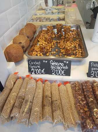 Fotografia tomada fuera de Artesanos Ramigar - Tienda de golosinas en Benidorm, Alicante