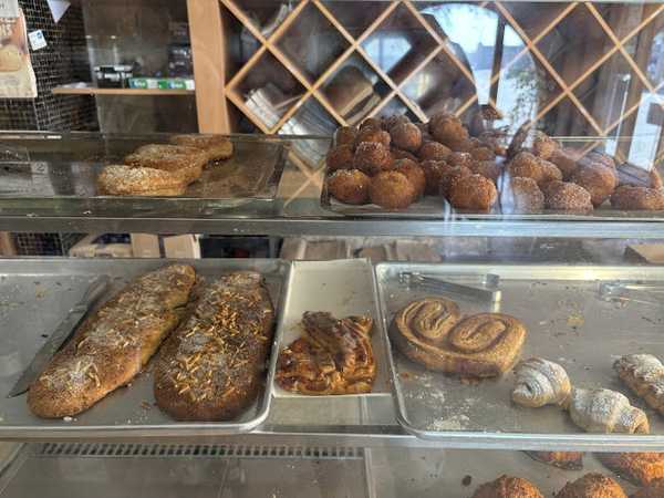 Fotografia tomada fuera de Horno de Pan - Botiga de barri en La Panadella, Barcelona