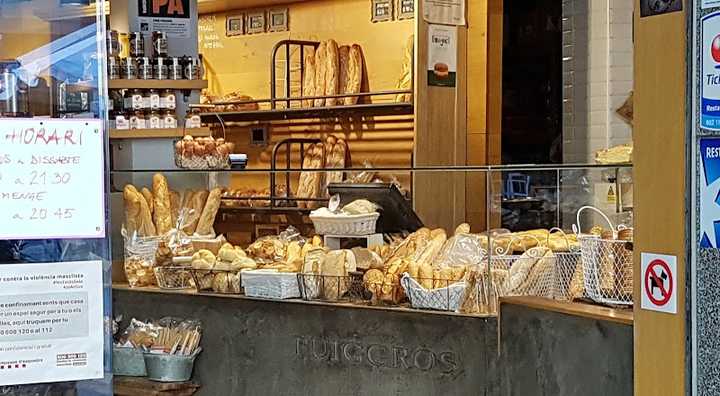 Fotografia tomada fuera de Horno de Pan / Cafetería Puiggròs 2 - Forn de pa en Barcelona, Barcelona