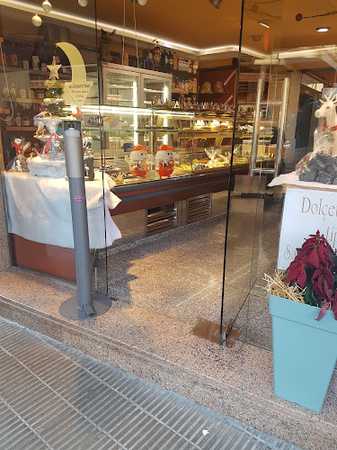 Fotografia tomada fuera de Horno De Pan I Pastelería Corominas S L - Pastisseria en Santa Eugènia de Berga, Barcelona