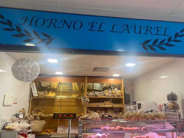 Fotografia tomada fuera de Horno El Laurel - Panadería en Cheste, Valencia