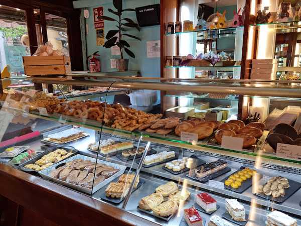 Fotografia tomada fuera de Horno Hernani - Pastelería en Madrid, Madrid