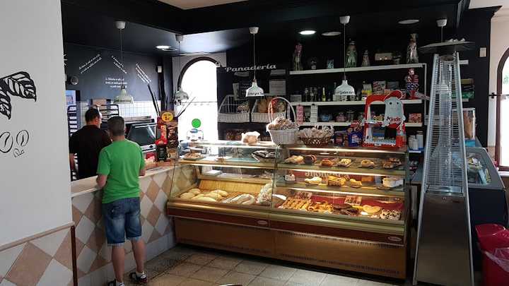 Fotografia tomada fuera de Horno la Abuela - cafeterías en Almodóvar del Río, Córdoba