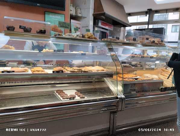 Fotografia tomada fuera de Horno Sanbrandan - Panadería en Cambre, A Coruña
