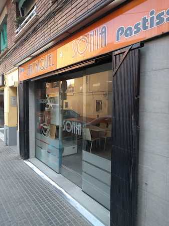 Fotografia tomada fuera de Horno Sant Miquel - Pasteleria Sonia - Pastisseria en Cornellà de Llobregat, Barcelona