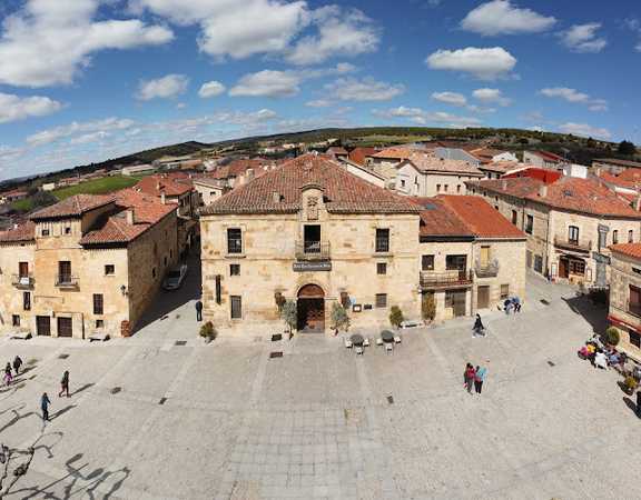 Fotografia tomada fuera de Hotel Restaurante Tres Coronas de Silos - hoteles en Santo Domingo de Silos, Burgos