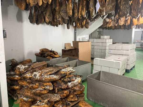 Fotografia tomada fuera de Ibericos Cumbres - Tienda de alimentación en Cumbres Mayores, Huelva