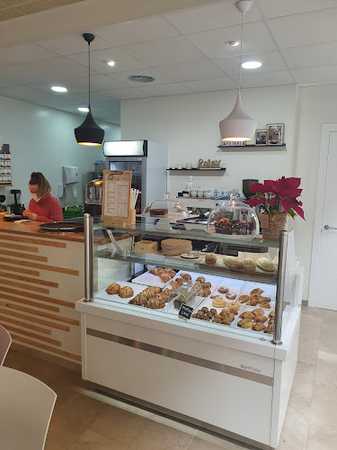 Fotografia tomada fuera de 5 Sentits POKE BOWLS - cafeterías en Palamós, Girona