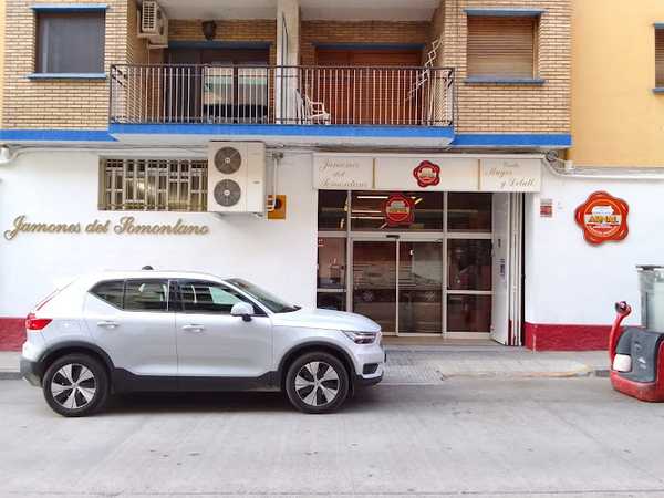 Fotografia tomada fuera de Jamones Arnal - Tienda de alimentación en Barbastro, Huesca