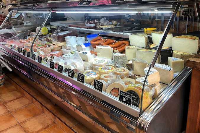 Fotografia tomada fuera de Jamones y Embutidos Diego Alvarado ibéricos Alvarado - Tienda de jamones en Cáceres, Cáceres
