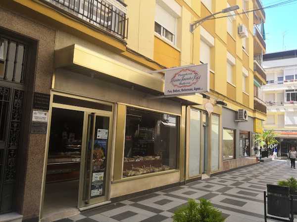 Fotografia tomada fuera de Jerónimo Jiménez e Hijos - Panadería en Lucena, Córdoba