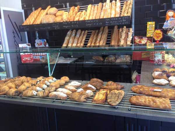 Fotografia tomada fuera de Julian’s - Panadería en Sant Vicenç dels Horts, Barcelona