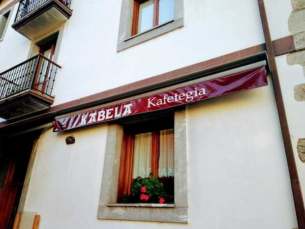 Fotografia tomada fuera de Kabela Kafetegia - cafeterías en Asteasu, Gipuzkoa