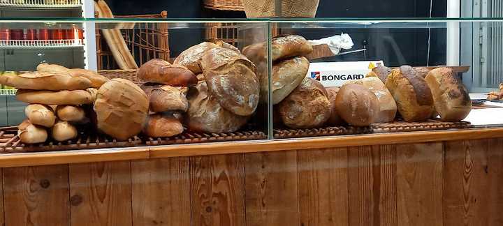 Fotografia tomada fuera de L'Artesà del Pa - Forn de pa en Sant Vicenç dels Horts, Barcelona