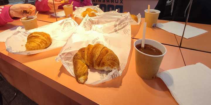 Fotografia tomada fuera de L'Espiga Rosticería Churrería Chocolatería - Xurreria en Vic, Barcelona