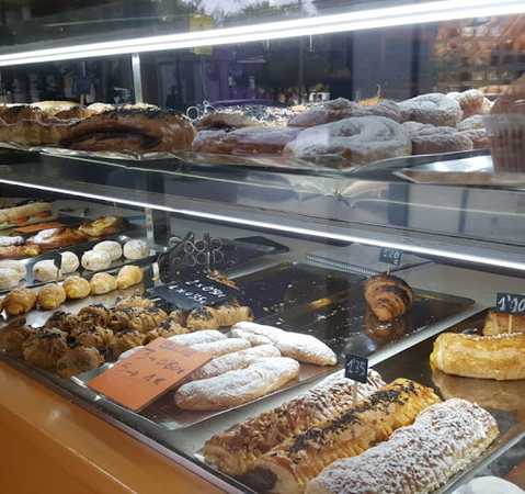 Fotografia tomada fuera de L'Exprés - Panadería en Cornellà de Llobregat, Barcelona