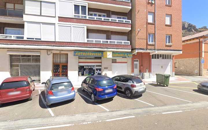 Fotografia tomada fuera de Autoservicio Malanda despacho de pan - Panadería en Aguilar de Campoo, Palencia