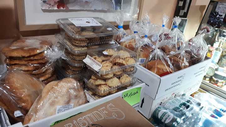 Fotografia tomada fuera de La Alacena - Tienda de delicatessen en Cuenca, Cuenca